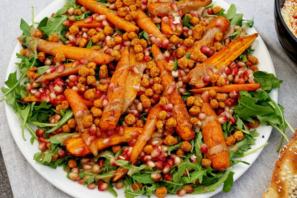 Mellemøstlig salat med bagte gulerødder - Opskrift på salat med ruccula gulerødder granatæbler og kikærter - Arabisk salat