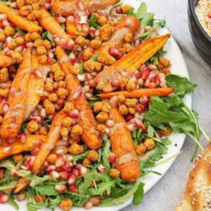 Mellemøstlig salat med bagte gulerødder - Opskrift på salat med ruccula gulerødder granatæbler og kikærter - Arabisk salat