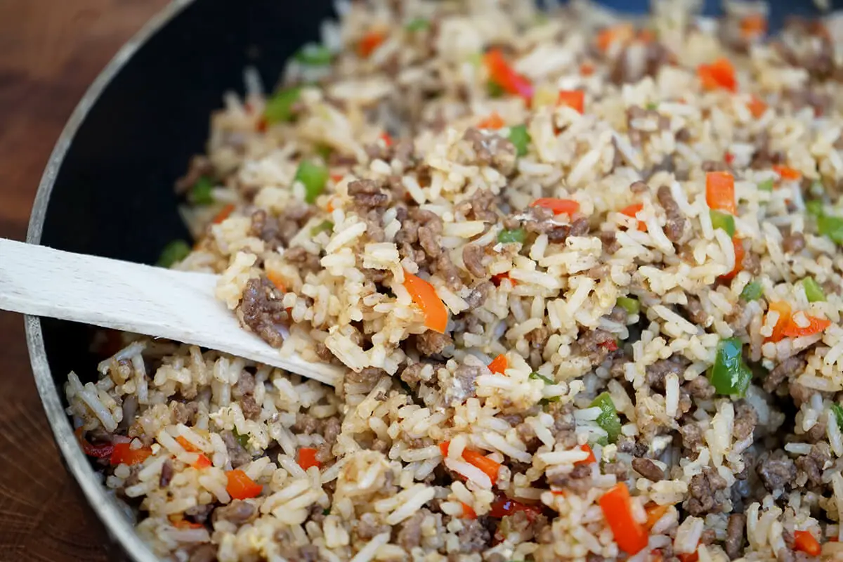 stegte ris med hakket oksekød - opskrift på nem og hurtig aftensmad