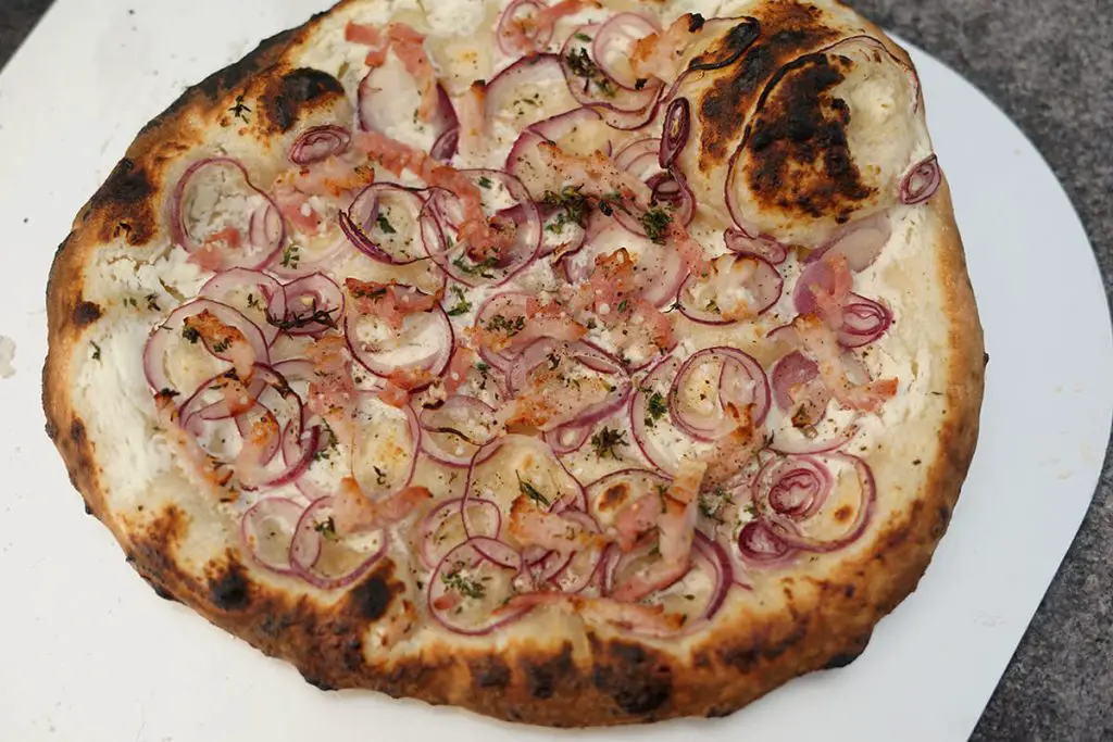 Tarte flambée - opskrift på fransk pizza med løg og bacon - tarte flambee hedder også flammkuchen på tysk