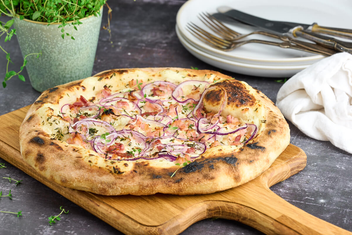 sprød pizza med creme fraiche, løg, bacon og timian.