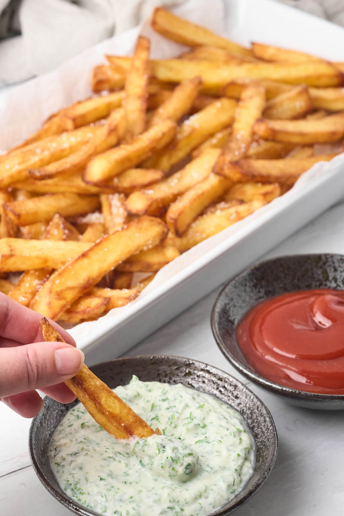 sprøde hjemmelavede pommes frites med ranch dressing og ketchup.