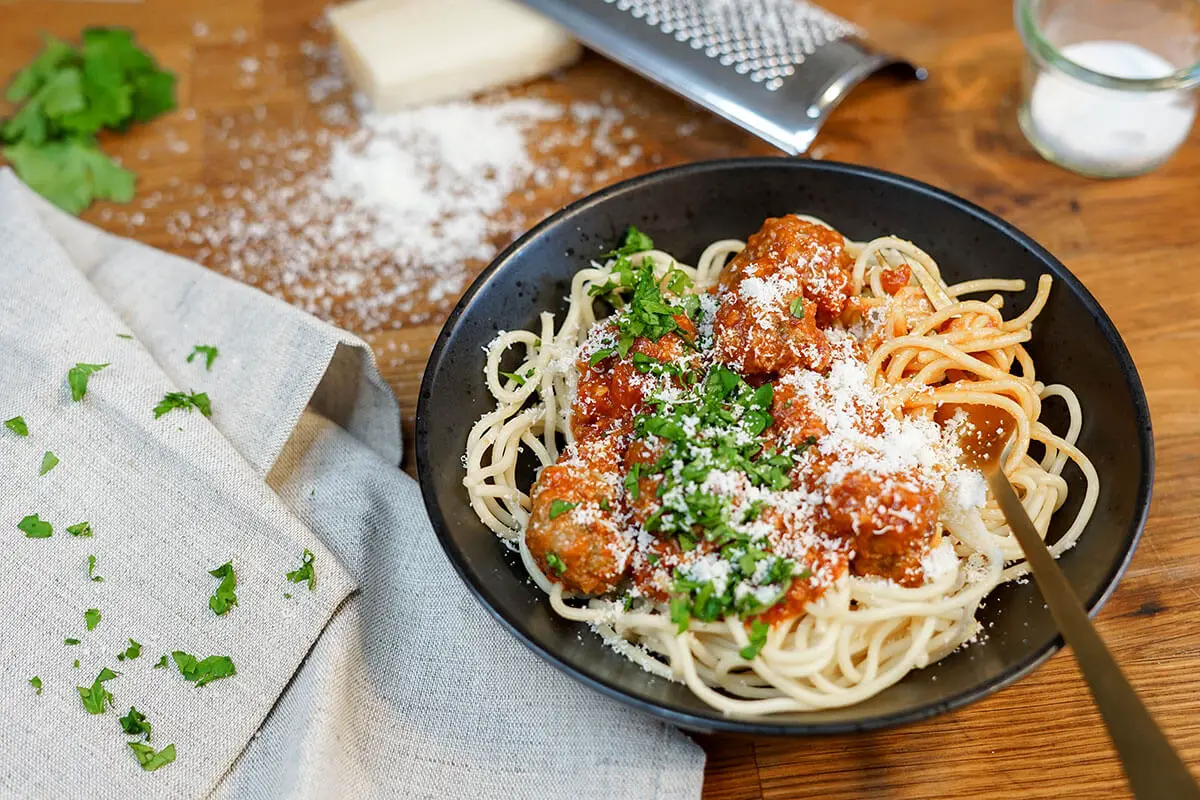 Spaghetti med kødboller med italienske kødboller i tomatsovs, meatballs som i lady og vagabonden