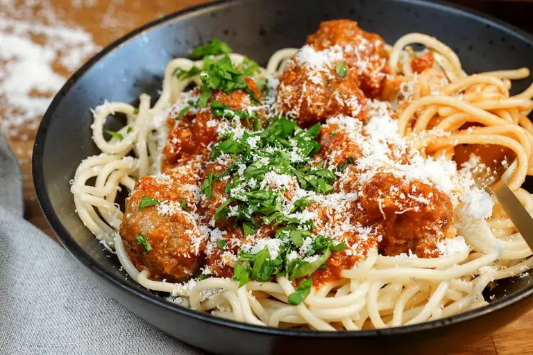 Spaghetti med kødboller i skål