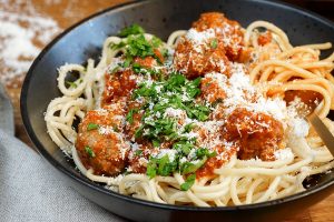 Spaghetti med kødboller i tomatsovs