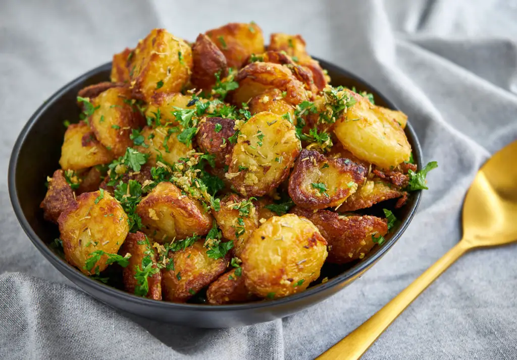 Kartofler i ovn - Opskrift på små sprøde ovnkartofler med rosmarin og hvidløg