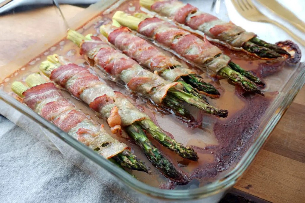 Asparges med bacon - Opskrift på lækre grønne asparges med bacon omkring - Perfekt tilbehør til gæstemad eller nytår