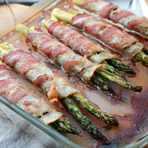 Asparges med bacon - Opskrift på lækre grønne asparges med bacon omkring - Perfekt tilbehør til gæstemad eller nytår