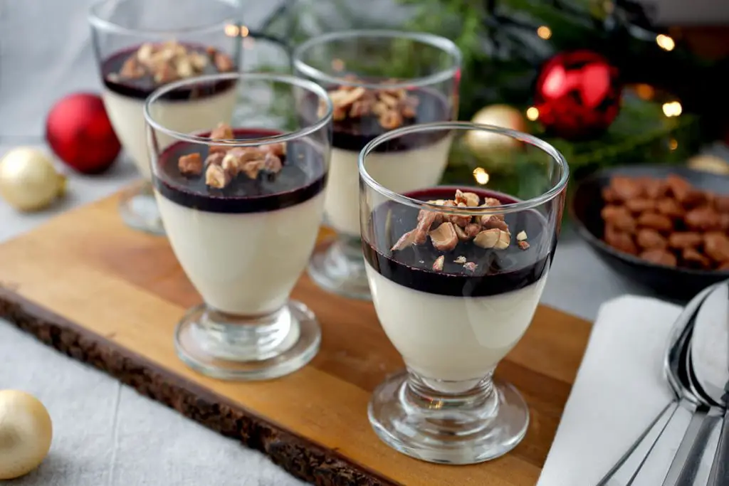 Jule panna cotta med kirsebærgele - Opskrift på juledessert i glas - alternativ til risalamande