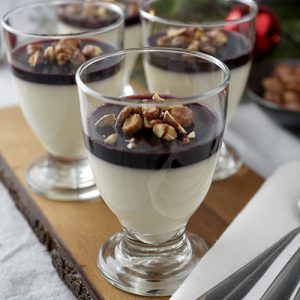Jule panna cotta med kirsebærgele - Opskrift på juledessert i glas - alternativ til risalamande