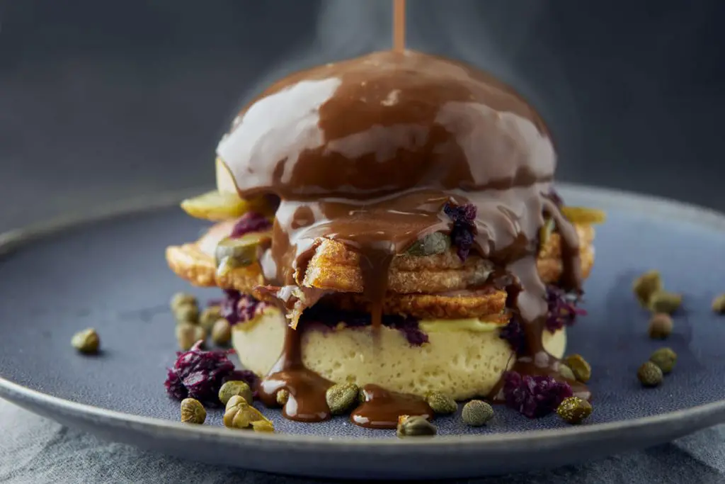 Ribbensandwich - Opskrift på klassisk hjemmelavet ribbensanwich - Burger med ribbensteg og sovs