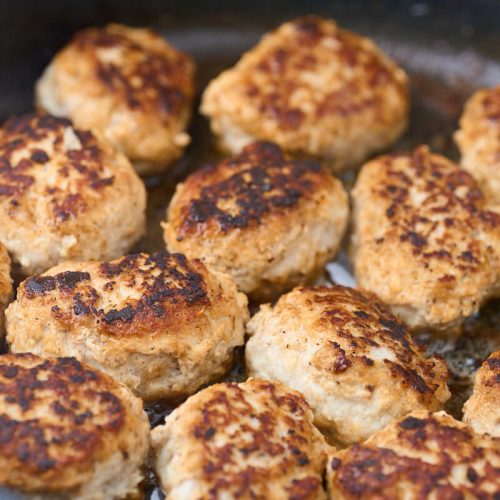 klassiske gammeldags frikadeller med havregryn på pande.