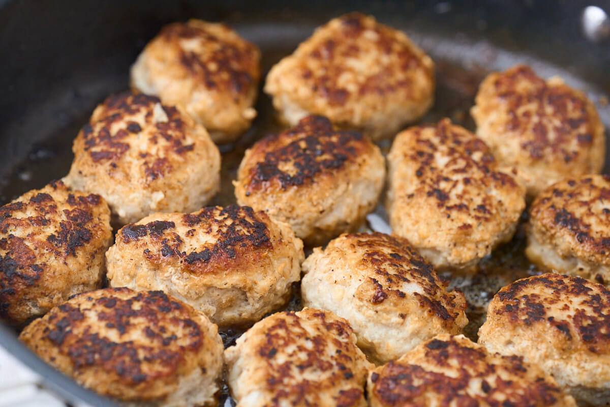 klassiske gammeldags frikadeller med havregryn på pande.