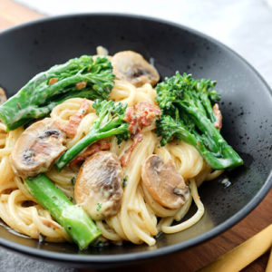 Pasta med flødesovs, svampe og broccolini - Opskrift på nem pastaret til aftensmad