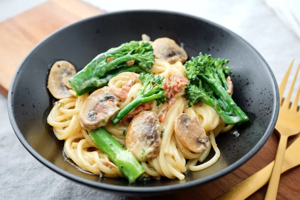 Pasta med flødesovs, svampe og broccolini - Opskrift på nem pastaret til aftensmad