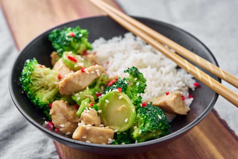 Wokret med kylling og broccoli - Nem opskrift på hurtig aftensmad med kylling
