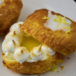 lemon meringue pie-fastelavnsboller - Opskrift på hjemmebagte fastelavnsboller med lemon og marengs