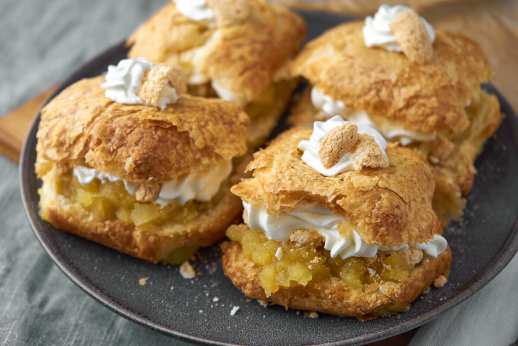Gammeldags æblekage-fastelavnsboller - Nem opskrift på skønne fastelavnsboller med æblegrød, makroner og flødeskum