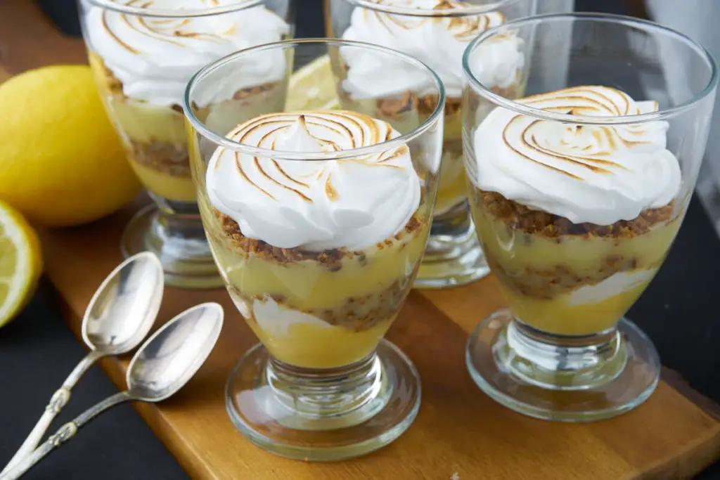 Citron-trifli med brændt marengs - Nem opskrift på citron-dessert i glas - Perfekt afslutning på et lækkert måltid