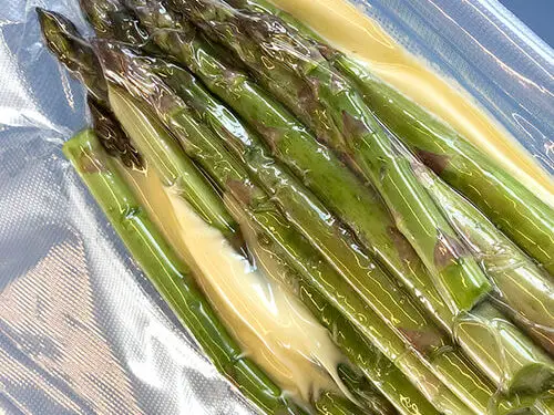 bleg ting Grundig Grønne asparges sous vide - Den bedste opskrift - Mad for Madelskere