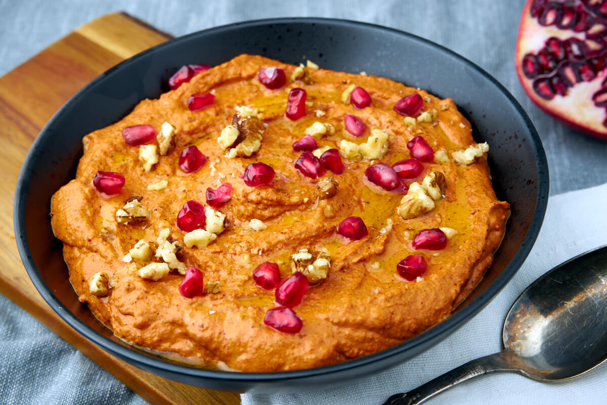 Muhammara dip fra mellemรธsten med peberfrugt og valnรธdder.