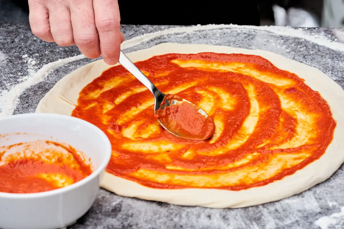 pizzabund med hjemmelavet tomatsauce