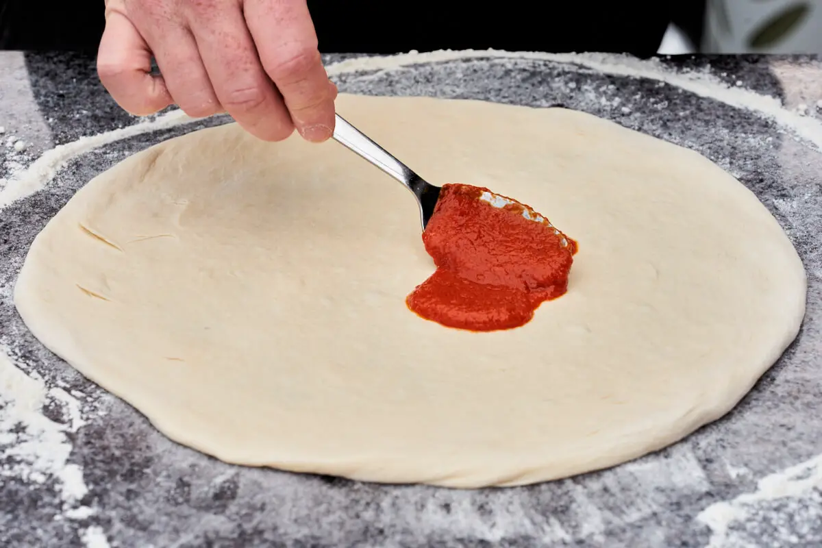 pizzabund der er klar til at blive smurt med pizzasauce