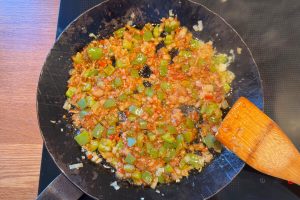 krydderierne er tilsat til panden.