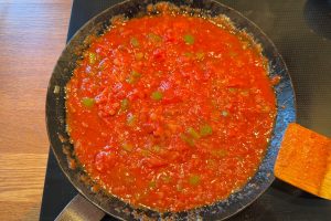 de hakkede tomater er tilsat.