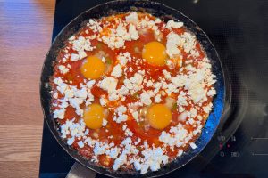 fetaen er tilsat til panden.