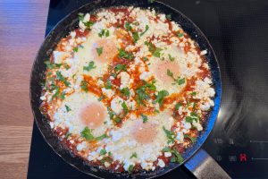 frisk koriander er hakket og drysset over den færdige ret.