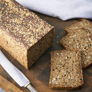 Rugbrød - Nem opskrift på klassisk rugbrød med kerner og surdej - Perfekt til frokost og madpakken