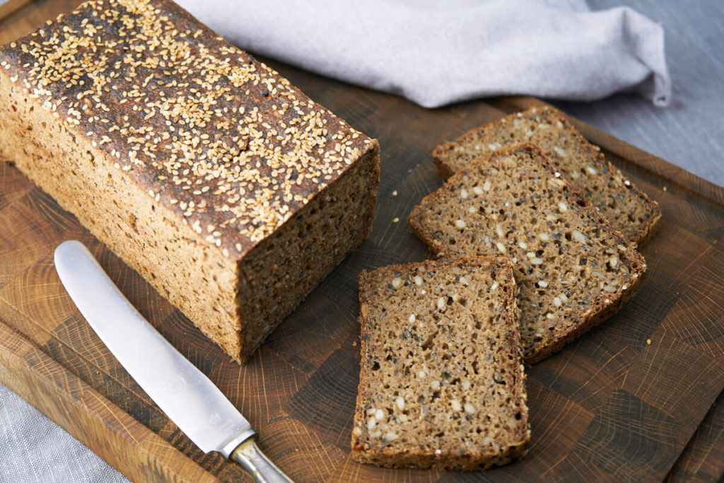 Rugbrød - Nem opskrift på klassisk rugbrød med kerner og surdej - Perfekt til frokost og madpakken