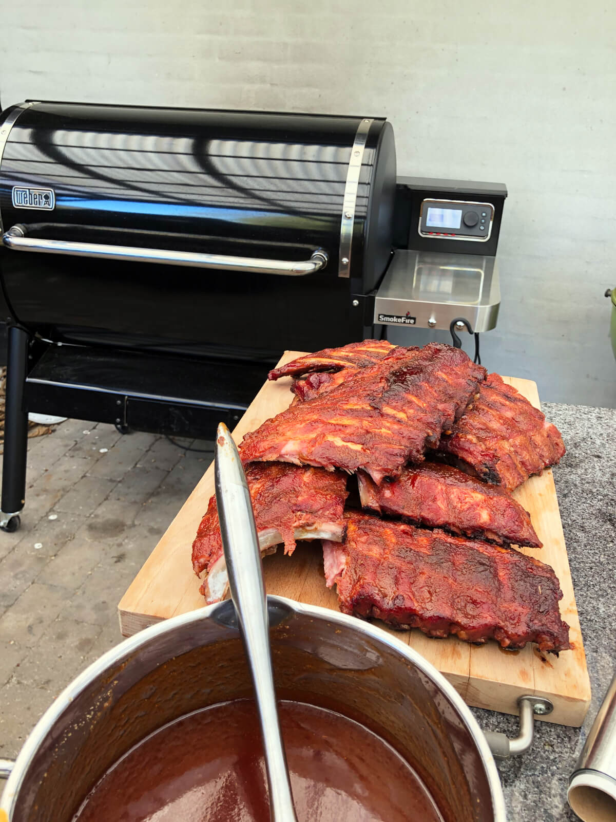 3-2-1 spareribs klar til at komme på weber træpillegrill.