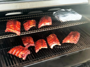 3-2-1 spareribs på grillen med bbq sauce.