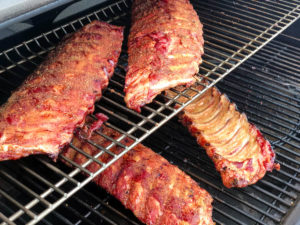 Spareribs med dry rub på grillen mens de bliver røget.