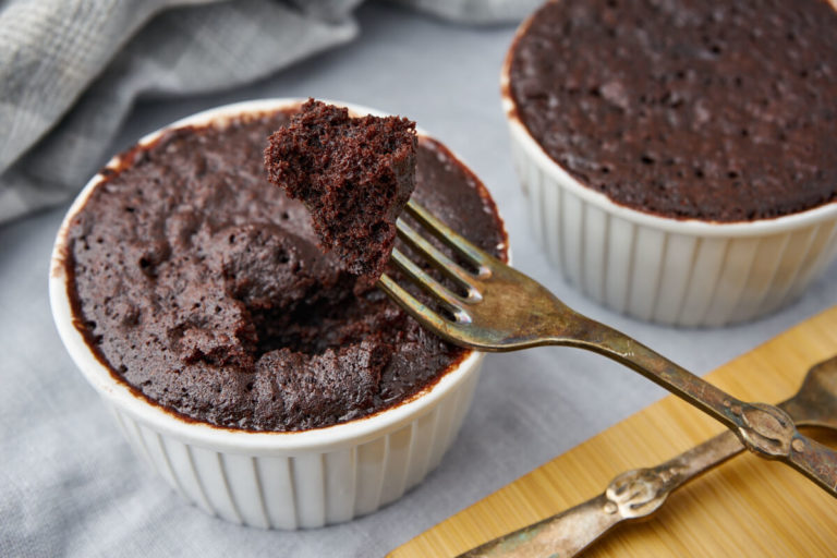 Chokoladekage i kop - Nem opskrift på kopkage i mikroovnen på 5 minutter - Brownie mug cake