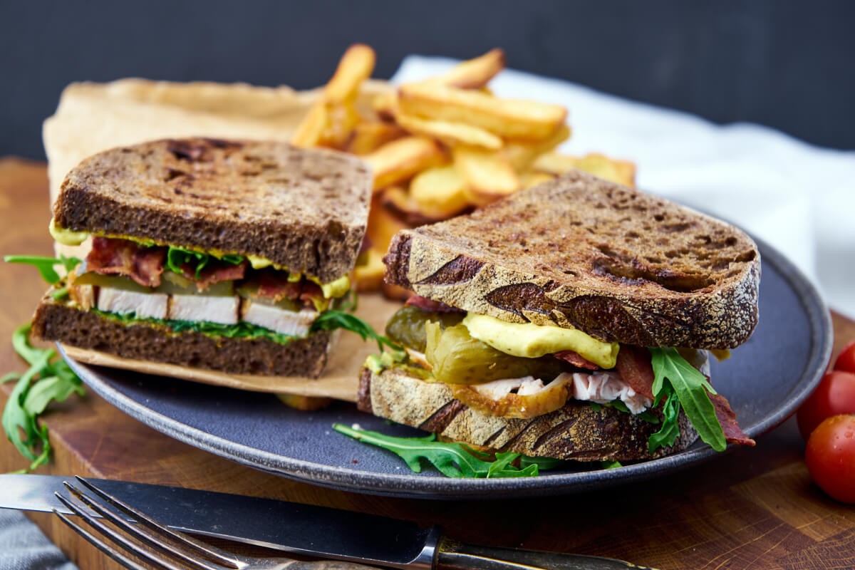 Clubsandwich med to lag i groft surdejsbrød.