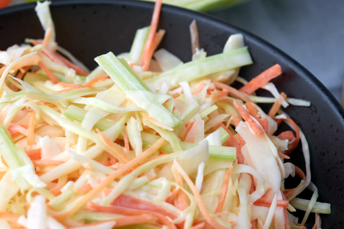 Sprød coleslaw med gulerødder, hvidkål og bladselleri med mayonnaisedressing.