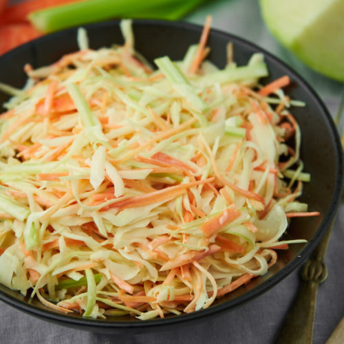 nem coleslaw med gulerødder og kål og bladselleri.