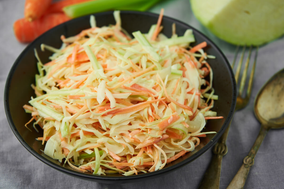 nem coleslaw med gulerรธdder og kรฅl og bladselleri.