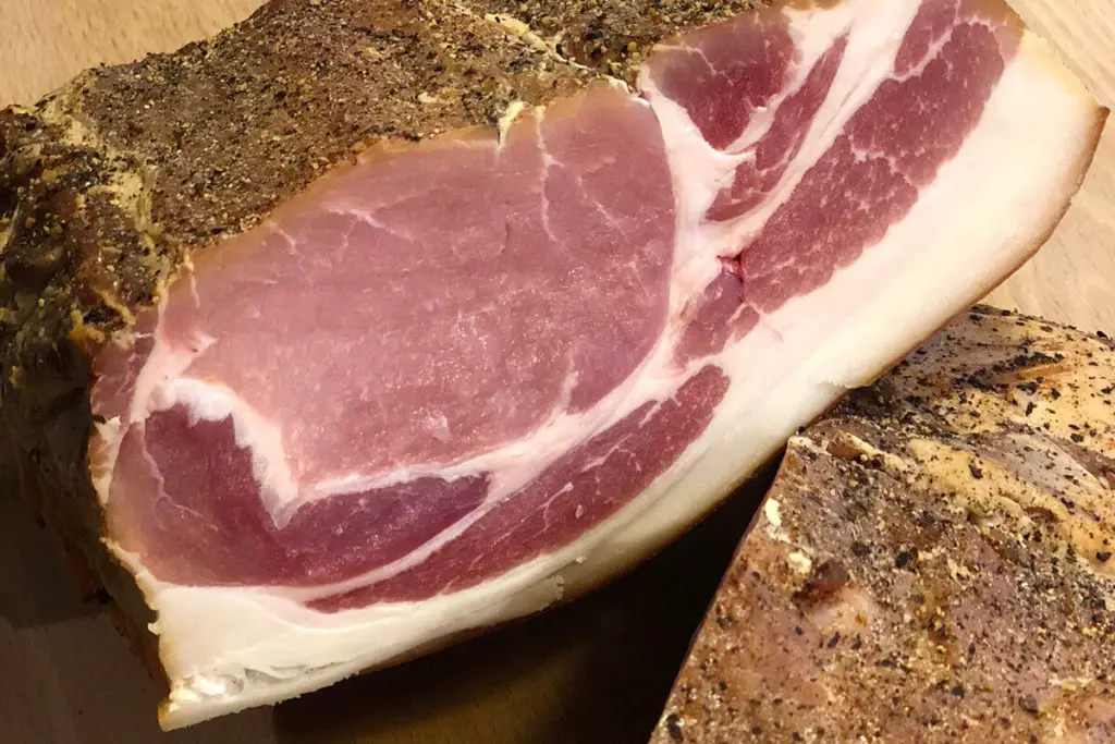 Engelsk bacon - Opskrift på hjemmelavet røget bacon af flæskesteg