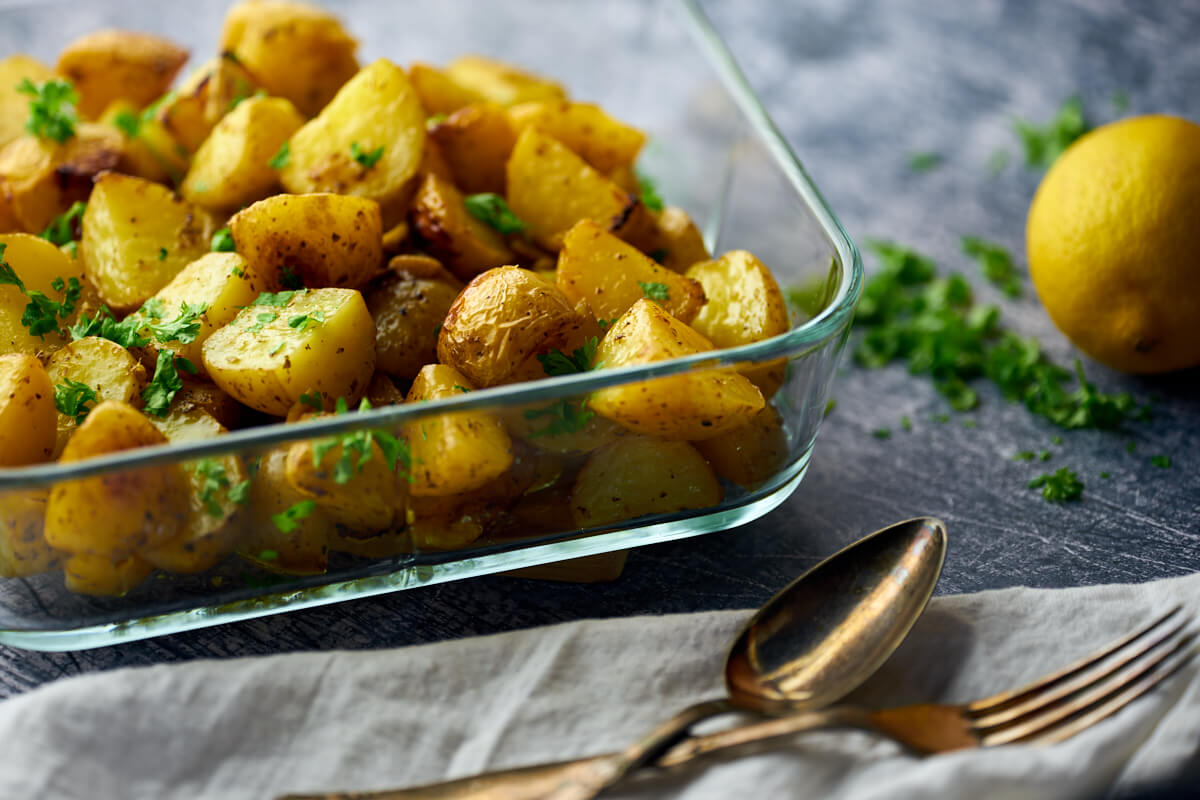 beundre Comorama Baglæns Græske kartofler - Nem opskrift på ovnkartofler med citron og hvidløg