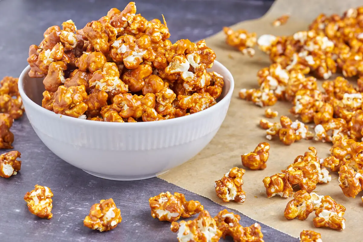 Restriction Go out Survive Karamel popcorn - Opskrift på de bedste karamelliserede popcorn