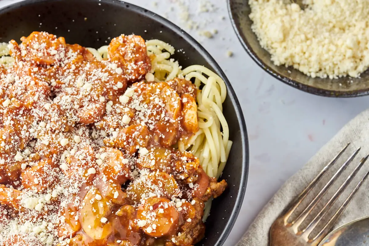 spaghetti med kødsovs og parmesan