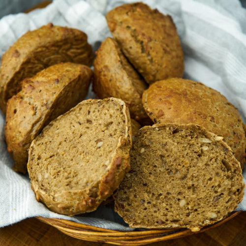 Koldhævede morgenboller med malt og kerner.