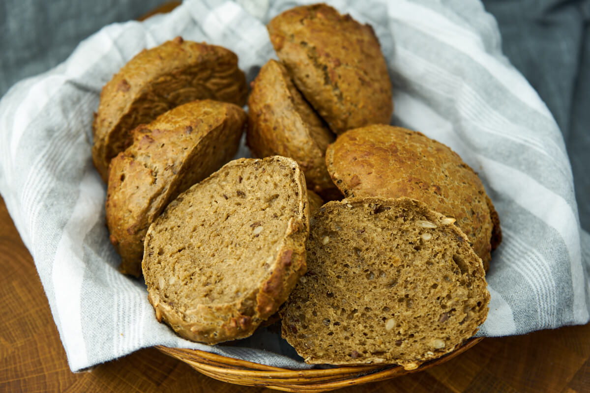 Koldhævede morgenboller med malt og kerner.