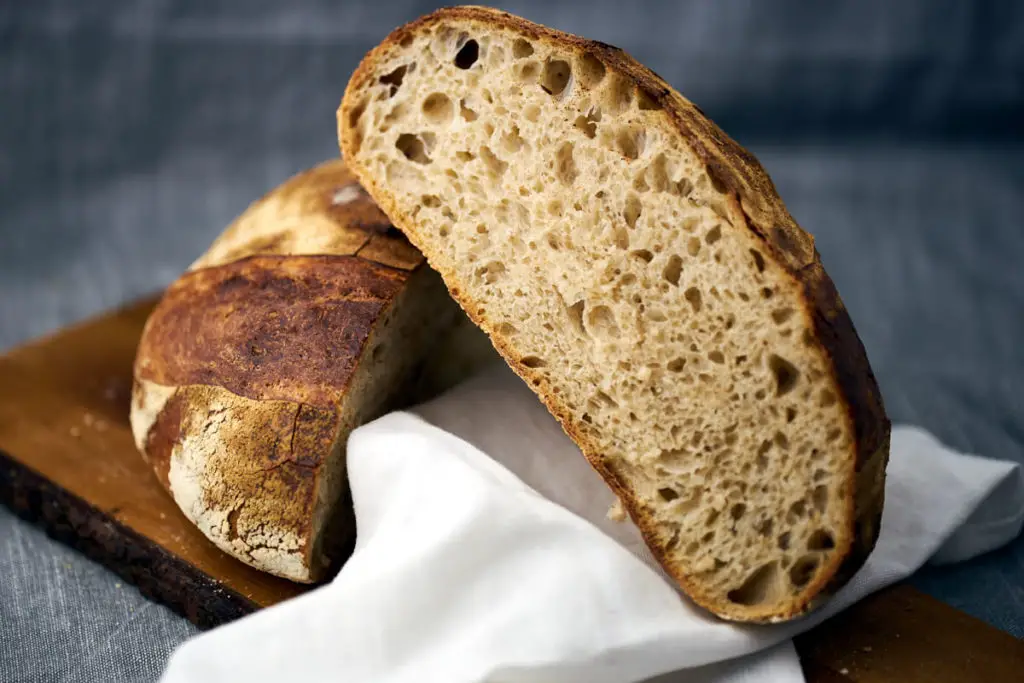 Koldhævet surdejsbrød - Opskrift på saftigt brød med surdej og en knasende sprød skorpe