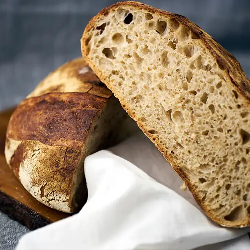 Koldhævet surdejsbrød - Opskrift på saftigt brød med surdej og en knasende sprød skorpe