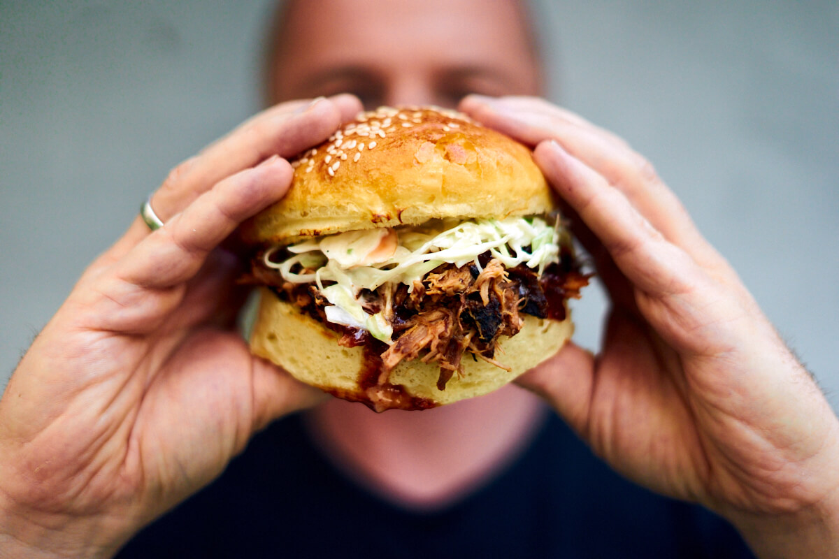 Pulled pork burger Opskrift på burger med pulled pork og tilbehør